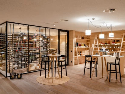 Wellnessurlaub - Fontanella - Wein - Authentische Weine sind immer geprägt von ihrem Ursprung. Und sie erzählen eine Geschichte. Unsere Weine erzählen von Herkunft, von der Kraft der Natur und dem respektvollen Umgang mit Boden, Pflanzen, Tier und Mensch.  - Fuchsegg Eco Lodge