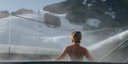 Wellnessurlaub - Pilates - Dame im Pool im Winter - Hotel Hasenauer