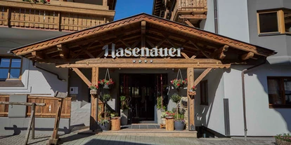 Wellnessurlaub - Pilates - Hotel-Eingang - Hotel Hasenauer