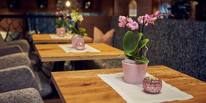 Wellnessurlaub - Pilates - Blumenschmuck in der Bar - Hotel Hasenauer