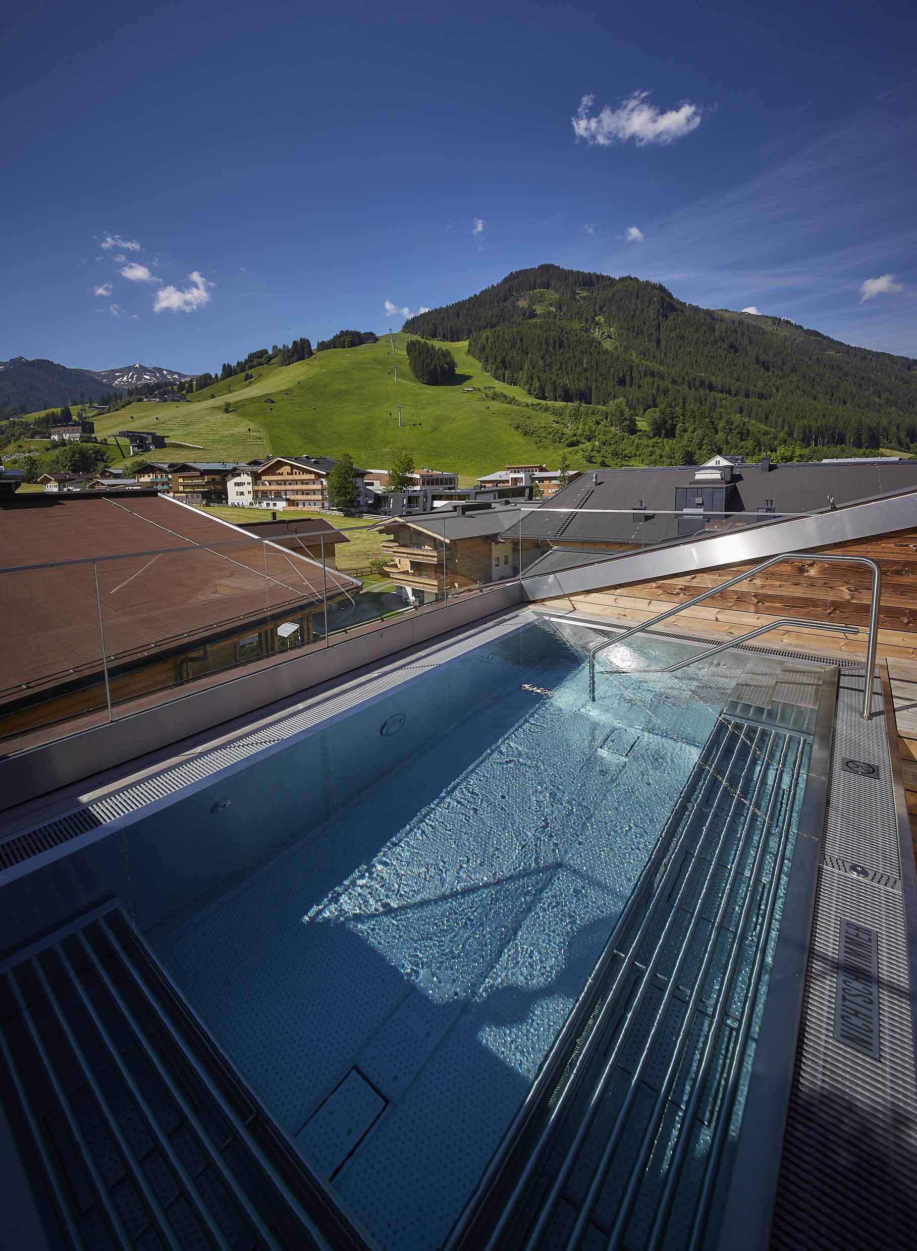 Wellnesshotel: Außenpool mit Bergblick - Hotel Hasenauer - Hotel | Umgebung, Wasser