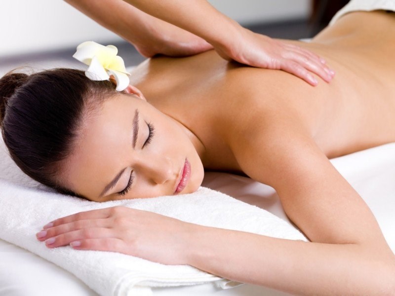 Kolfuschgerhof Mountain Resort Massagen im Detail Entkrampfende Massage mit hochwertigem Öl