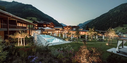 Wellnessurlaub - Pilates - Außenansicht Resort - Familien Natur Resort Moar Gut*****