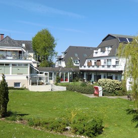 Wellnesshotel: Gartenansicht HofHotel - HofHotel Krähenberg