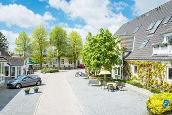 Wellnesshotel: Dreiseitenhof Blick auf das Haupthaus - HofHotel Krähenberg