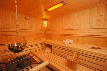 Wellnesshotel: Licht-Ton-Aroma Sauna 75°/40LF - HofHotel Krähenberg