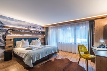 Wellnesshotel: Doppelzimmer Alpin Superieur mit Matterhornblick und für 3 Personen geeignet - Hotel Hemizeus und Iremia Spa