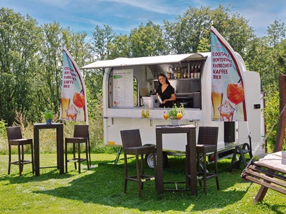 Wellnessurlaub - Finnische Sauna - Fladungen - Getränkewagen am Außenpool im Sommer - AKZENT Aktiv & Vital Hotel Thüringen