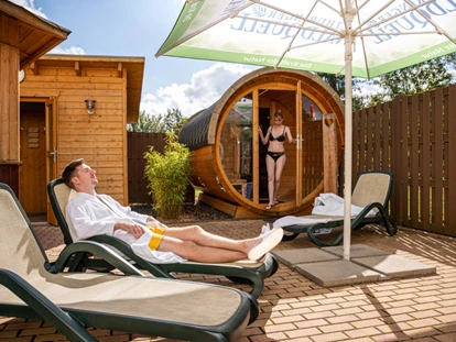 Wellnessurlaub - Finnische Sauna - Fladungen - Saunagarten mit Sonnenliegen - AKZENT Aktiv & Vital Hotel Thüringen