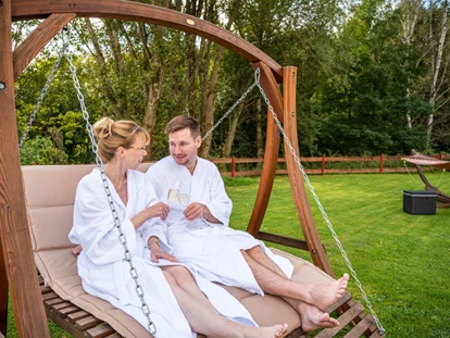 Wellnessurlaub - Finnische Sauna - Fladungen - Hängenmatten und Schaukeln im Garten  - AKZENT Aktiv & Vital Hotel Thüringen