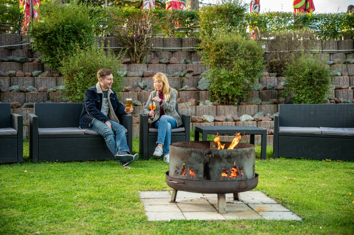 Wellnesshotel: Lagerfeuerlounge am Abend - AKZENT Aktiv & Vital Hotel Thüringen