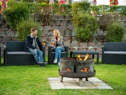 Wellnessurlaub - Finnische Sauna - Fladungen - Lagerfeuerlounge am Abend - AKZENT Aktiv & Vital Hotel Thüringen