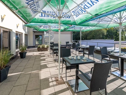 Wellnessurlaub - Finnische Sauna - Fladungen - Frühstück im Sommer auf der Terrasse mit Waldblick - AKZENT Aktiv & Vital Hotel Thüringen