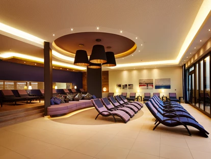 Wellnessurlaub - Hotel-Schwerpunkt: Wellness & Romantik - Lippstadt - Kamin-Ruhelounge mit Bibliothek - Best Western Premier Park Hotel & Spa