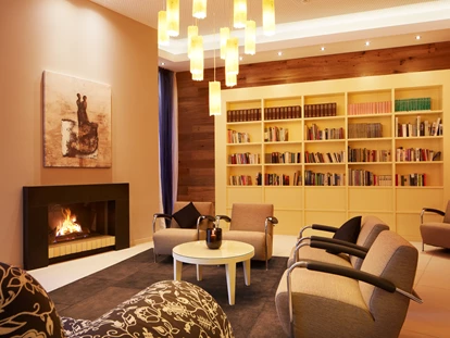 Wellnessurlaub - Hotel-Schwerpunkt: Wellness & Romantik - Lippstadt - Kamin-Ruhelounge mit Bibliothek - Best Western Premier Park Hotel & Spa