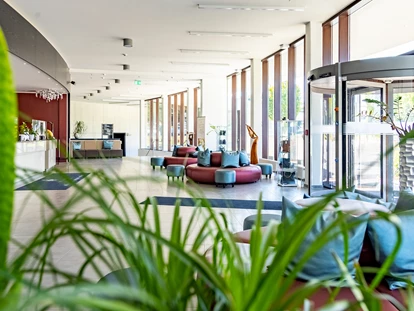 Wellnessurlaub - Paarmassage - Nordrhein-Westfalen - Lobby - Hotel Oversum Winterberg Ski & Vital Resort