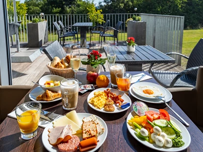 Wellnessurlaub - Paarmassage - Nordrhein-Westfalen - Frühstück auf der Terrasse - Hotel Oversum Winterberg Ski & Vital Resort