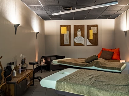 Wellnessurlaub - Paarmassage - Nordrhein-Westfalen - Massageraum - Hotel Oversum Winterberg Ski & Vital Resort