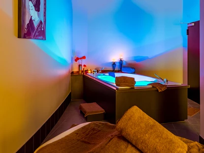 Wellnessurlaub - Paarmassage - Nordrhein-Westfalen - Yin-Yang Badewanne - Hotel Oversum Winterberg Ski & Vital Resort