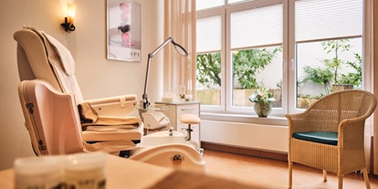 Wellnessurlaub - Lomi Lomi Nui - Grabau (Kreis Herzogtum Lauenburg) - Der Mani- und Pediküren- Behandlungsraum - Castanea Resort Hotel