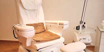 Wellnessurlaub - Lomi Lomi Nui - Grabau (Kreis Herzogtum Lauenburg) - Mani- und Pedikürenstuhl mit Massagefunktion - Castanea Resort Hotel