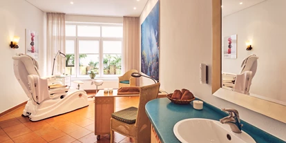 Wellnessurlaub - Lomi Lomi Nui - Grabau (Kreis Herzogtum Lauenburg) - Der Mani- und Pediküren- Behandlungsraum - Castanea Resort Hotel