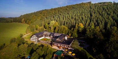 Wellnessurlaub - Pools: Innenpool - Nordrhein-Westfalen - Außenansicht - Waldhaus Ohlenbach