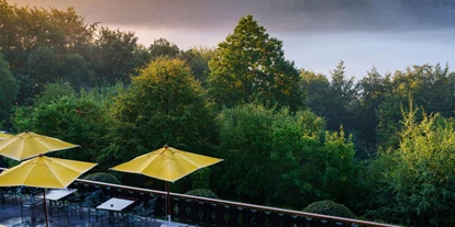 Wellnessurlaub - Pools: Innenpool - Nordrhein-Westfalen - Blick über die Terrasse - Waldhaus Ohlenbach