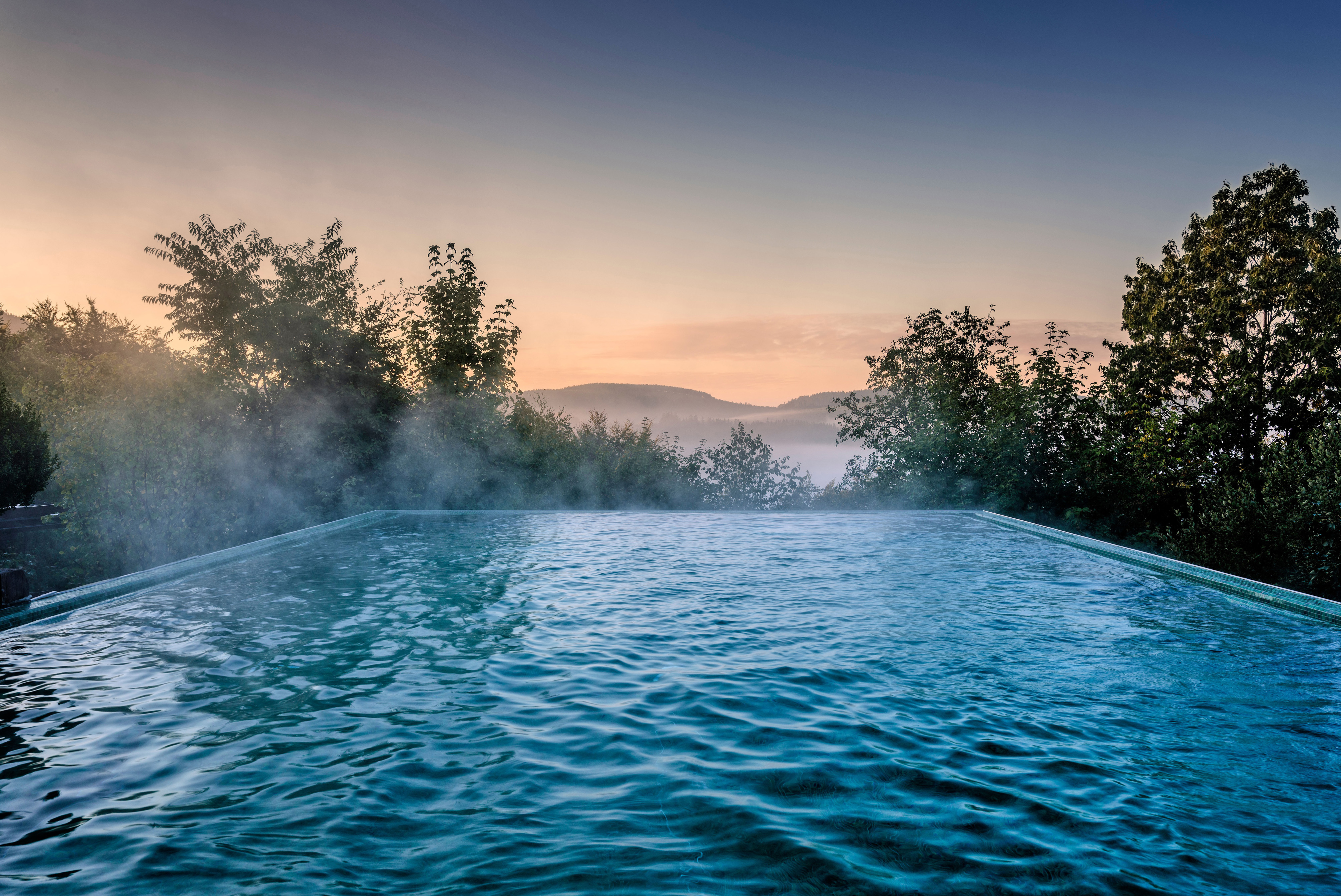Wellnesshotel: Blick über den Außenpool - Waldhaus Ohlenbach