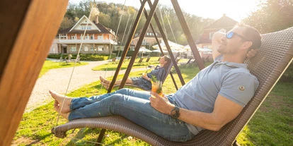 Wellnessurlaub - Ganzkörpermassage - Esthal - Schaukeln im Park - BollAnts Spa im Park