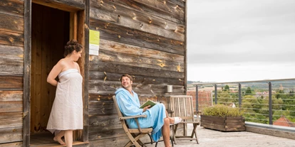 Wellnessurlaub - Ganzkörpermassage - Esthal - Zirben-Sauna Dachterrasse - BollAnts Spa im Park