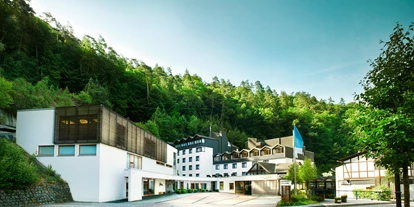 Wellnessurlaub - Day SPA - Bell (Landkreis Mayen-Koblenz) - Raus aus dem Alltag, rein in die Natur. Willkommen in Grenzau. Mitten im Grünen. Der Wald direkt vor der Haustür. Hier geht es los mit Ihrer Entspannung oder mit Aktivsein.  - Hotel Zugbrücke Grenzau