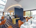 Wellnesshotel: Unser Panorama-Restaurant Marie-Theres mit Blick über die Stadt Höhr-Grenzhausen bis in die Eifelberge. - Hotel Heinz