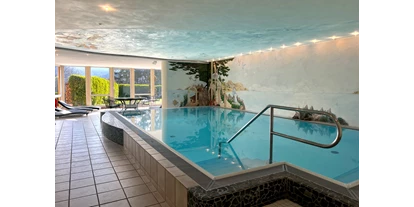 Wellnessurlaub - Ganzkörpermassage - Esthal - Indoor-Pool mit Wintergarten und Liegewiese - Hotel Am Hirschhorn