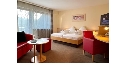 Wellnessurlaub - Ganzkörpermassage - Esthal - Landhaus-Zimmer, ca. 35qm, Dusche/ WC, Balkon, Blick über das Tal - Hotel Am Hirschhorn