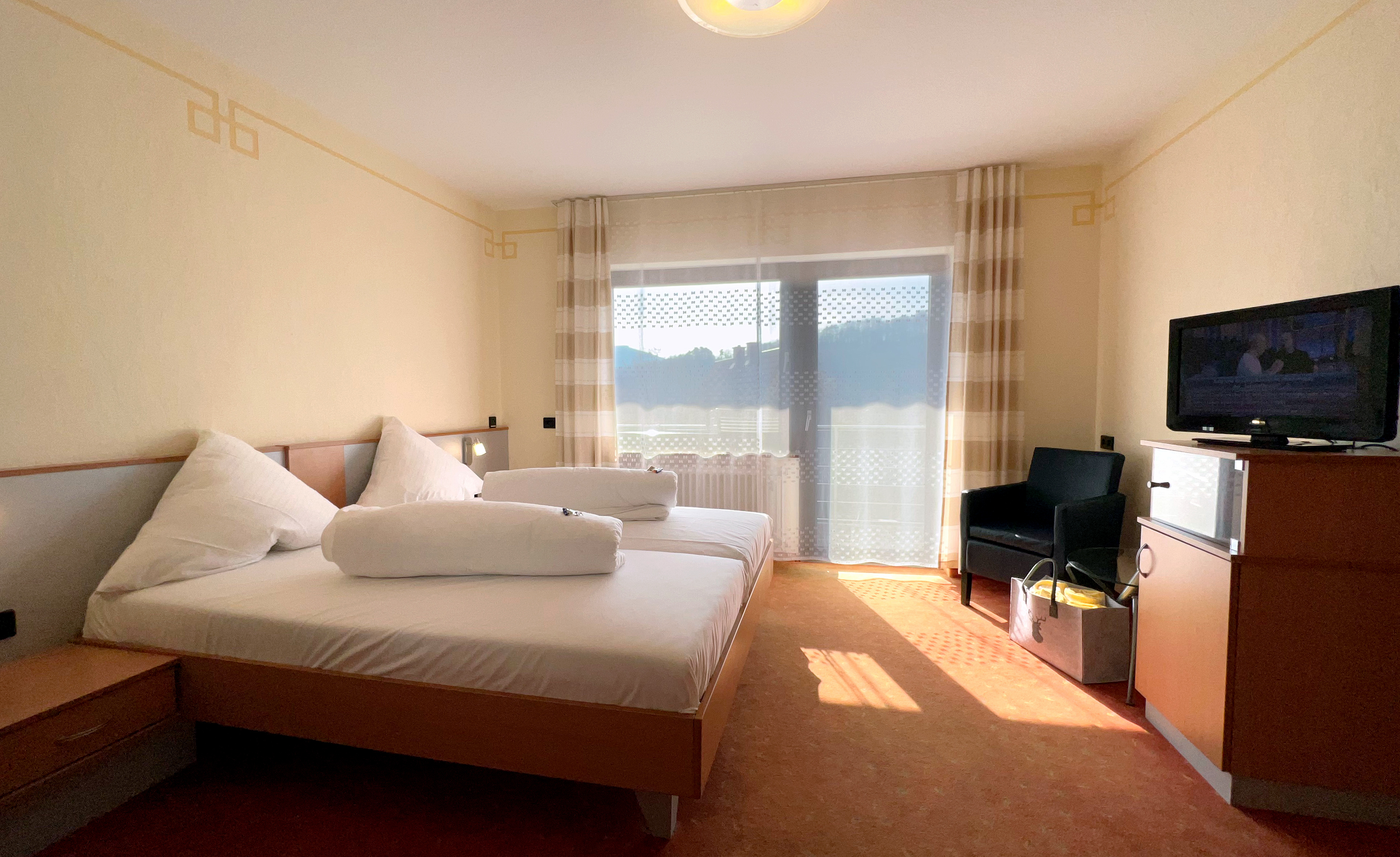 Wellnesshotel: Basic Doppelzimmer, ca. 25qm, Dusche/ WC, Balkon, Blick zur Straße bzw. Berg - Hotel Am Hirschhorn