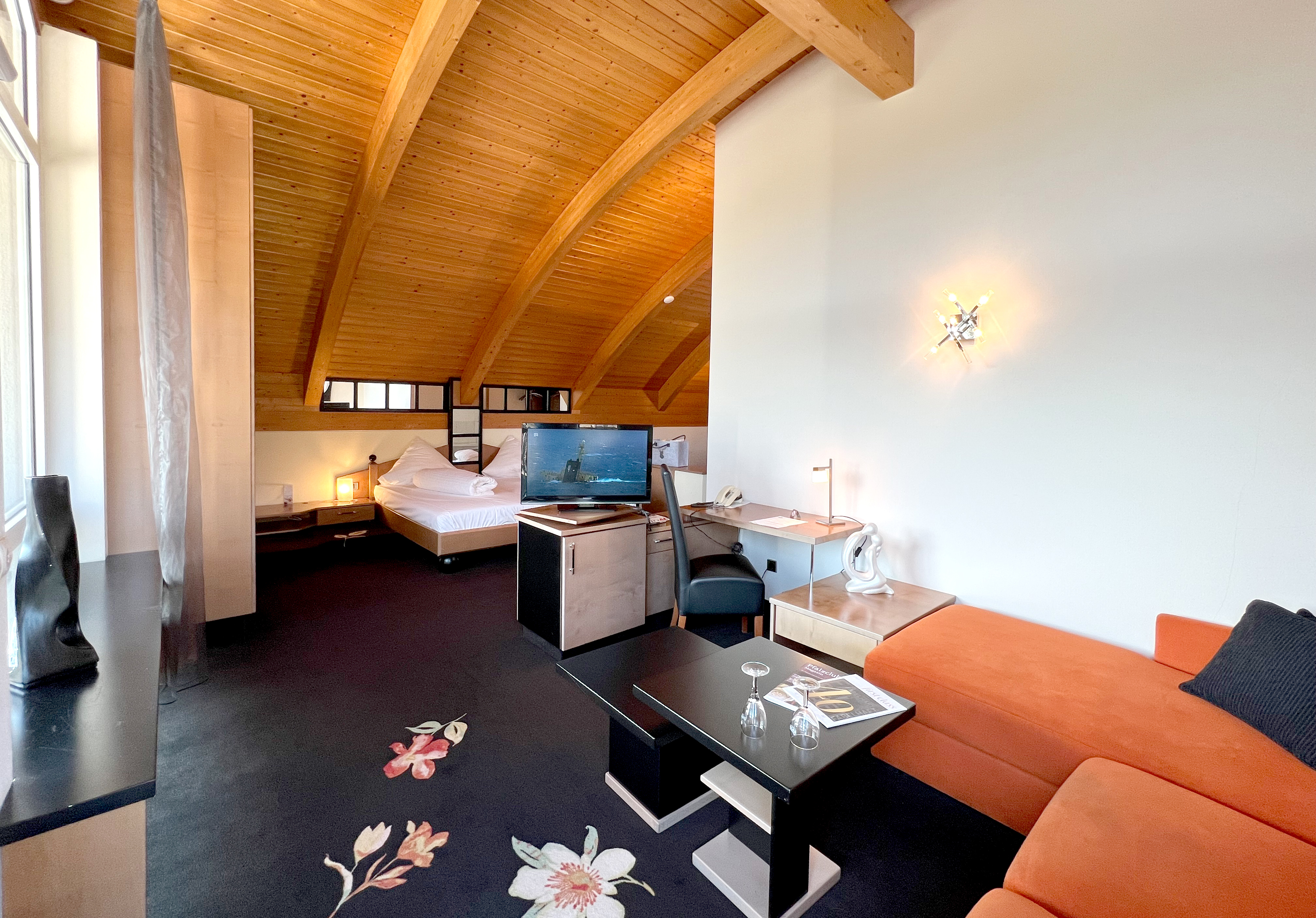 Wellnesshotel: Adlerhorst Suite, ca. 60qm, Dusche/WC, Badewanne, Balkon, Blick ins Tal - Hotel Am Hirschhorn