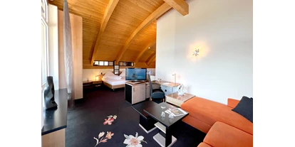 Wellnessurlaub - Ganzkörpermassage - Esthal - Adlerhorst Suite, ca. 60qm, Dusche/WC, Badewanne, Balkon, Blick ins Tal - Hotel Am Hirschhorn