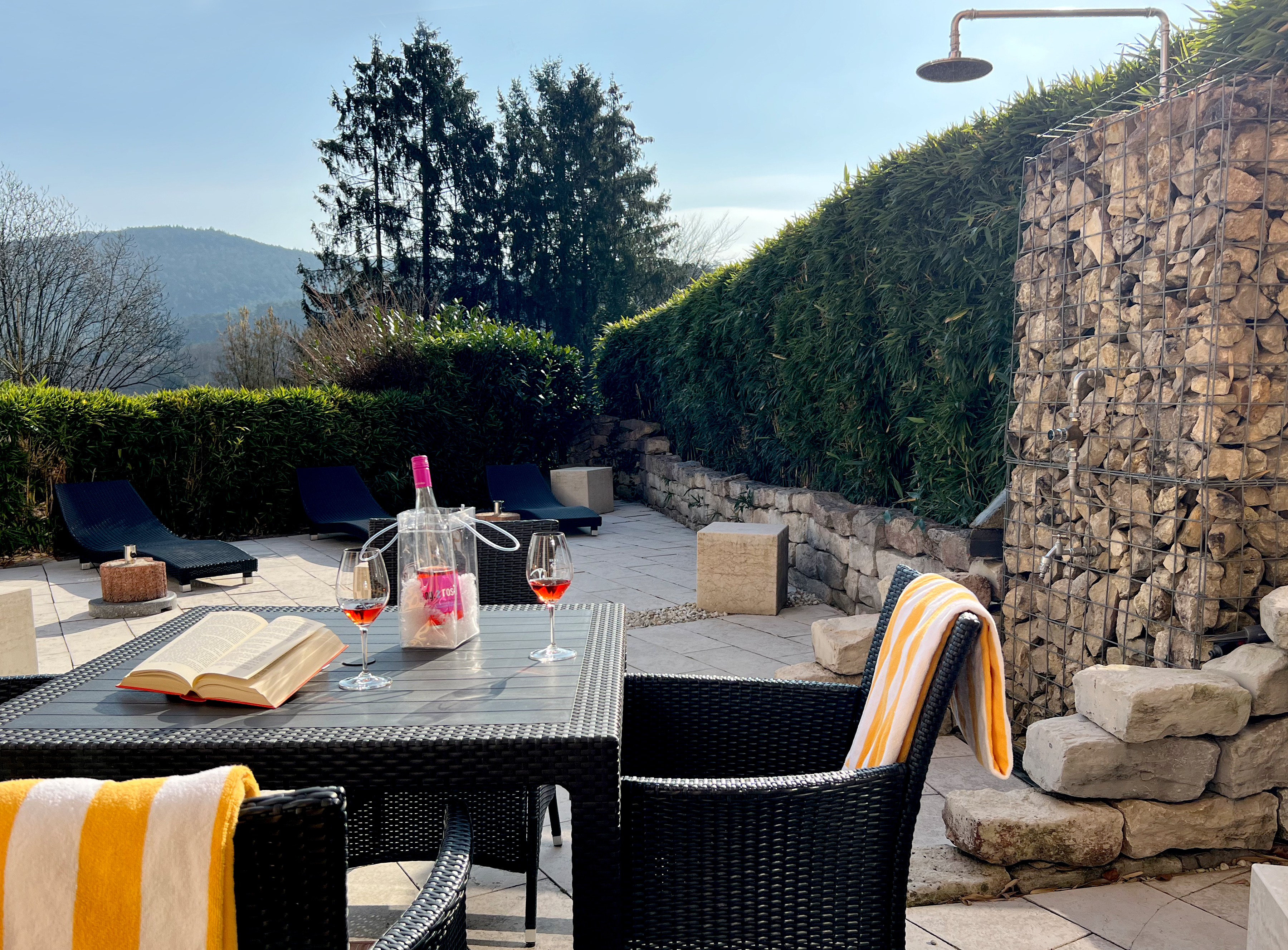 Wellnesshotel: Sonnenterrasse am Saunabereich - Hotel Am Hirschhorn