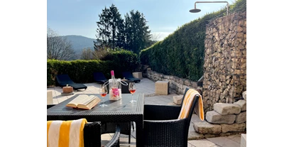 Wellnessurlaub - Ganzkörpermassage - Esthal - Sonnenterrasse am Saunabereich - Hotel Am Hirschhorn