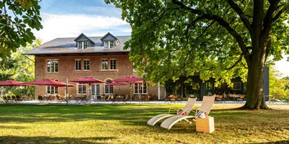 Wellnessurlaub - Hotel-Schwerpunkt: Wellness & Wandern - Pfalz - Ansicht des Haupthaus mit Terrasse - Menschels Vitalresort