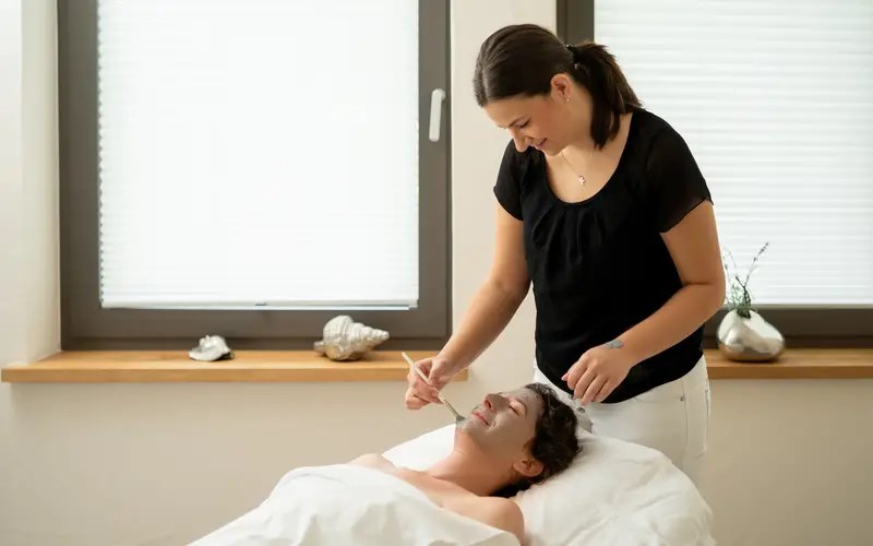 Michels Wohlfühlhotel   Behandlungen im Detail Reinigungs-Gesichtsbehandlung