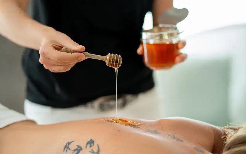 Michels Wohlfühlhotel   Massagen im Detail Honig-Ganzkörpermassage