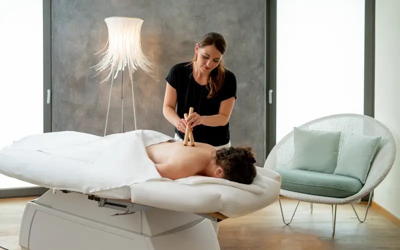 Michels Wohlfühlhotel   Massagen im Detail Birkenholz-Massage