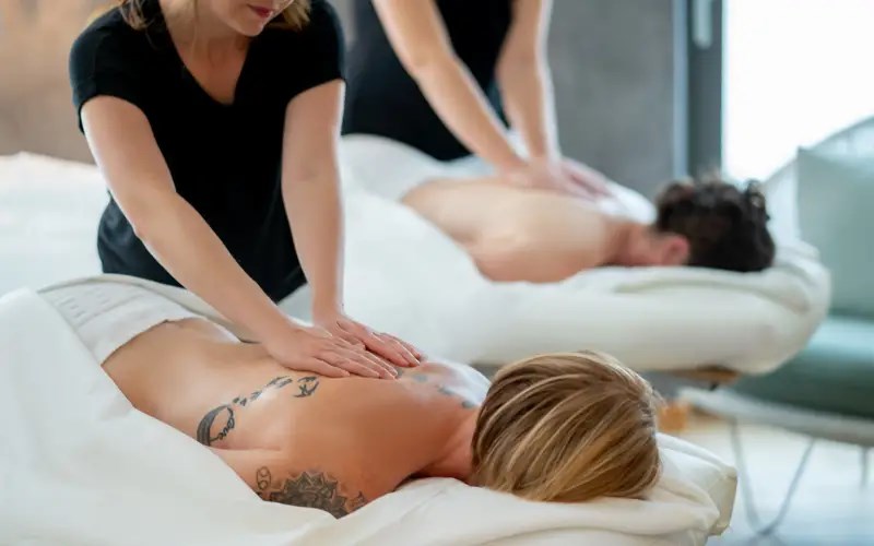 Michels Wohlfühlhotel   Massagen im Detail Ganzkörpermassage mit Aromaöl