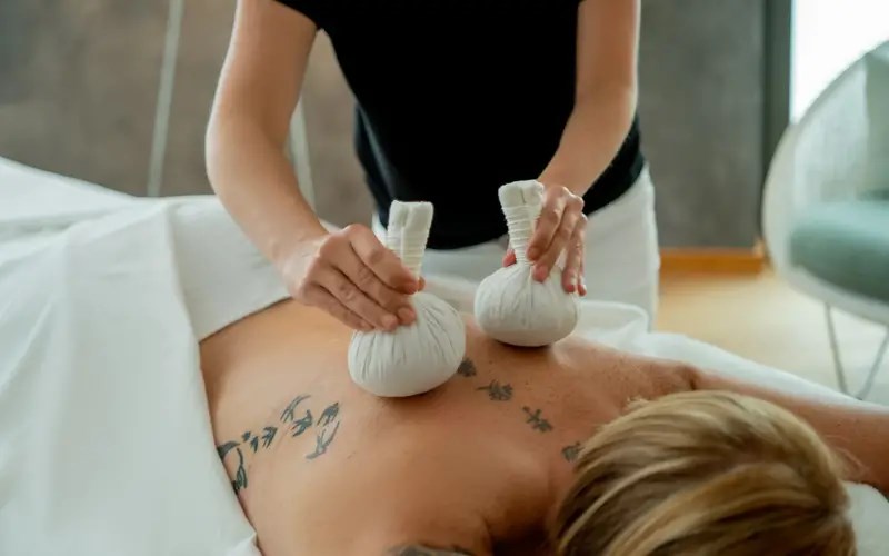 Michels Wohlfühlhotel   Massagen im Detail Ganzkörper-Kräuterstempelmassage