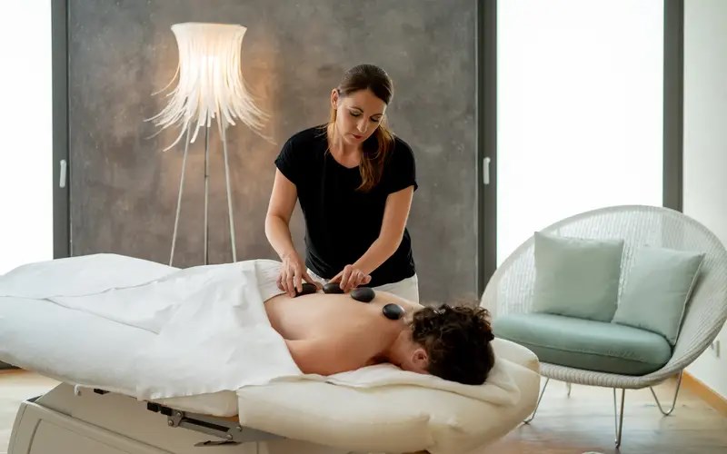 Michels Wohlfühlhotel   Massagen im Detail Michels Heiße Steine