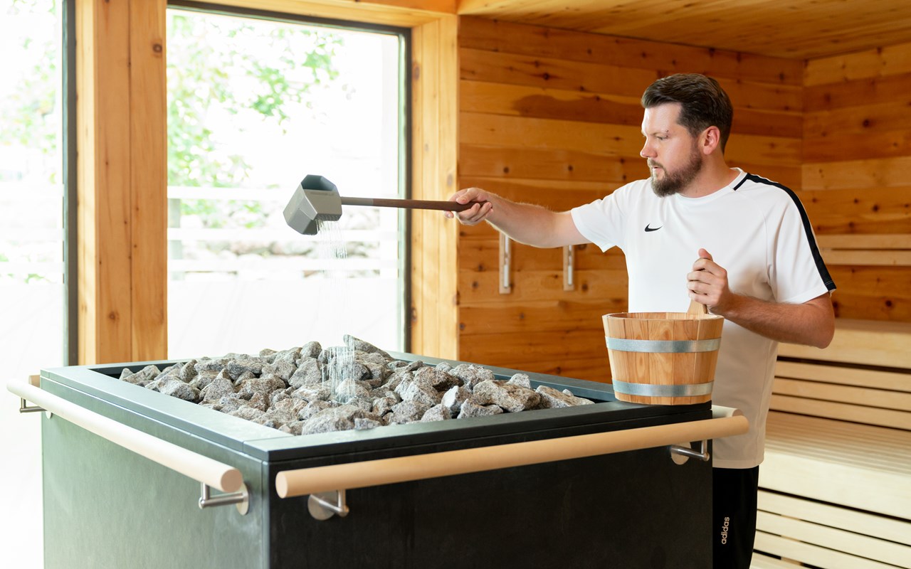 Michels Wohlfühlhotel   Saunen und Bäder im Detail Saunaaufgüsse vom Saunameister