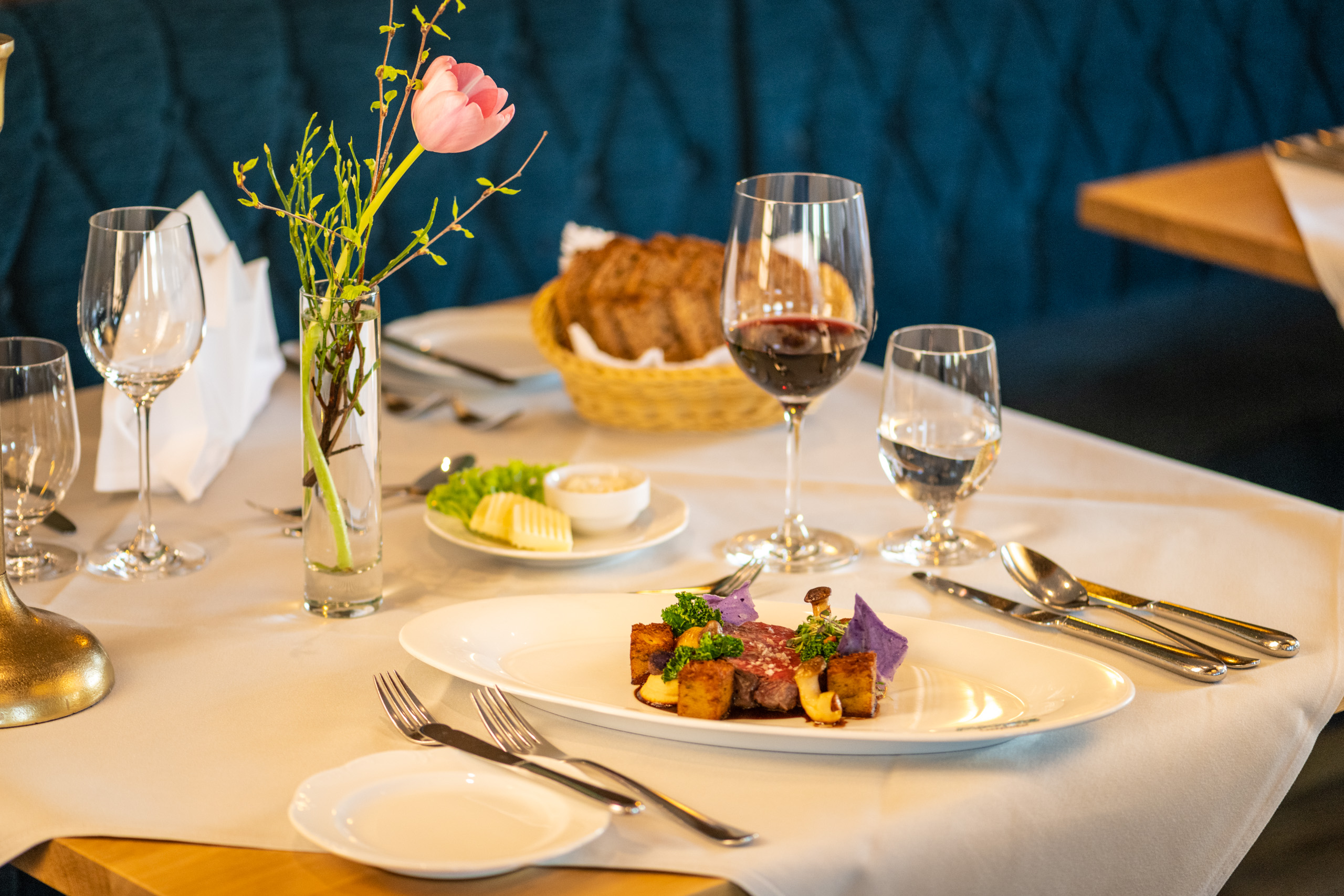 Wellnessurlaub - Rheinland-Pfalz - 4-Gänge Abendmenü im Restaurant des Michels Wohlfühlhotels in Schalkenmehren in der Eifel. - Michels Wohlfühlhotel  