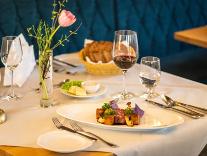 Wellnessurlaub - Verpflegung: Frühstück - Kall - 4-Gänge Abendmenü im Restaurant des Michels Wohlfühlhotels in Schalkenmehren in der Eifel. - Michels Wohlfühlhotel
